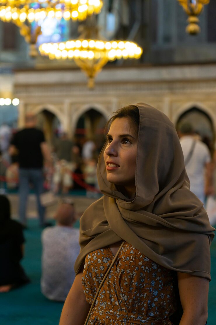 Foto jovem turista velada visitando o interior da mesquita hagia sophia