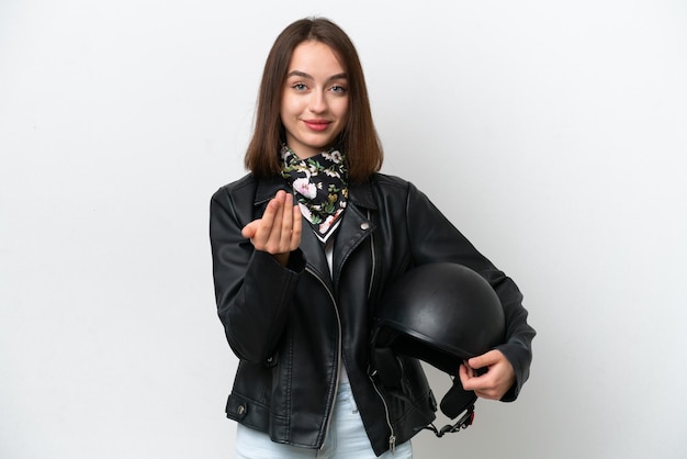 Jovem ucraniana com um capacete de moto isolado em fundo branco convidando para vir com a mão Feliz por você ter vindo