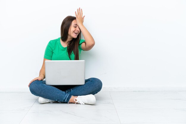 Jovem ucraniana com um laptop sentado no chão percebeu algo e pretende a solução