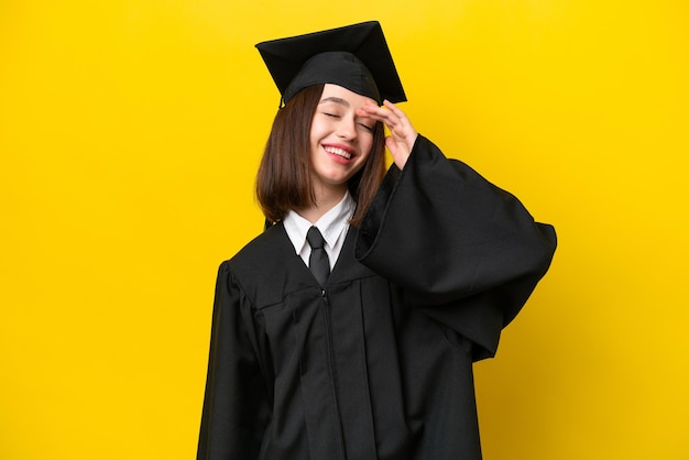 Jovem ucraniana graduada em universidade isolada em fundo amarelo percebeu algo e pretende a solução