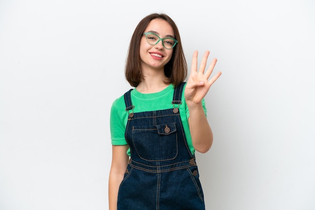 Jovem ucraniana isolada em fundo branco feliz e contando quatro com os dedos