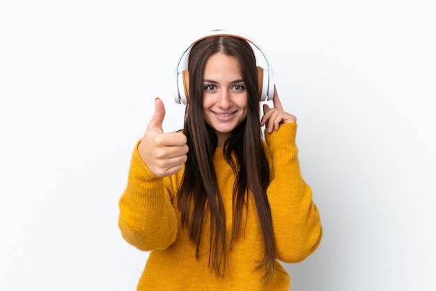 Jovem ucraniana isolada em fundo branco ouvindo música e com o polegar para cima