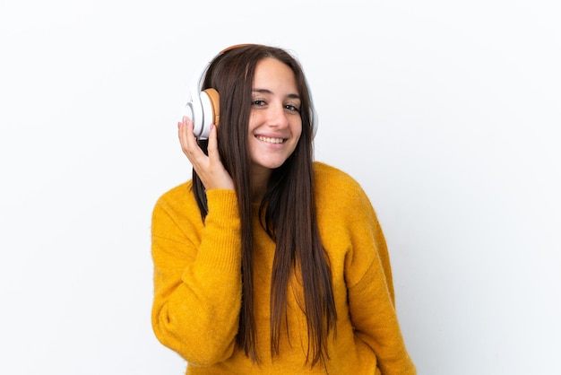 Jovem ucraniana isolada em fundo branco ouvindo música