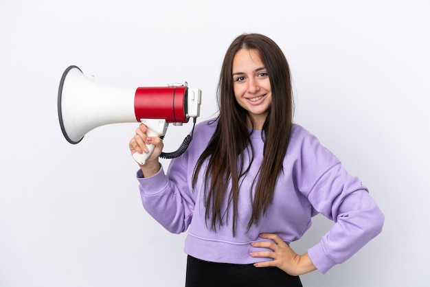 Jovem ucraniana isolada em fundo branco segurando um megafone e sorrindo