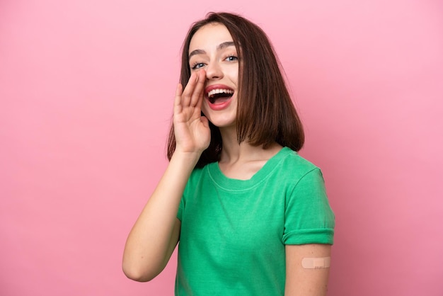 Jovem ucraniana usando band-aids gritando com a boca aberta