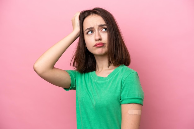 Jovem ucraniana usando um curativo com dúvidas e com expressão facial confusa