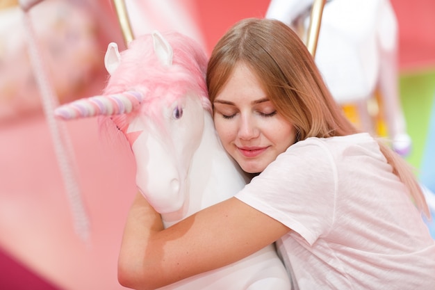 Jovem unicórnio feminino e branco na cor rosa