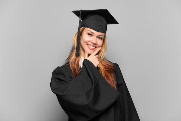 Jovem universitária sobre um fundo isolado feliz e sorridente