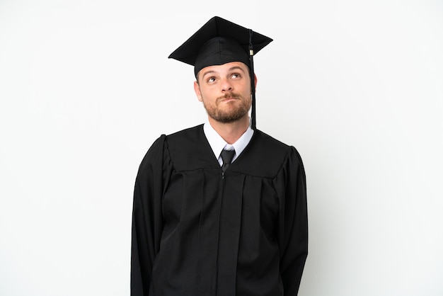 Jovem universitário brasileiro isolado no fundo branco e olhando para cima