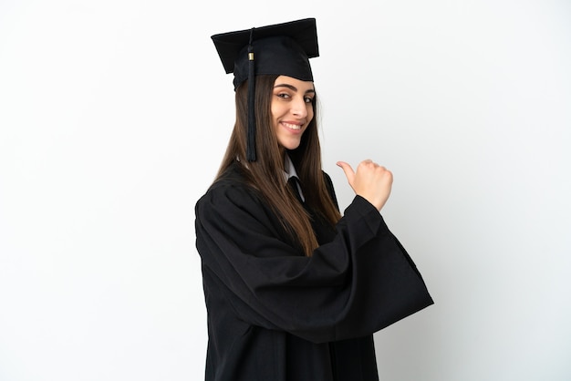 Foto jovem universitário isolado em um fundo branco, orgulhoso e satisfeito