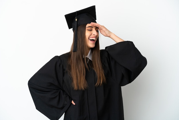 Jovem universitário isolado no fundo branco e sorrindo muito