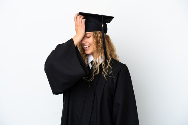 Jovem universitário isolado no fundo branco percebeu algo e pretendendo a solução