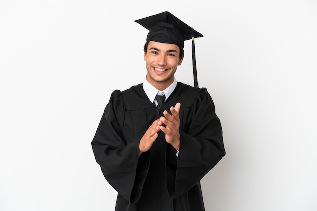 Jovem universitário sobre fundo branco isolado aplaudindo após apresentação em conferência