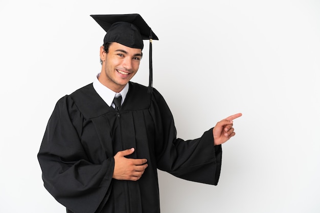 Jovem universitário sobre fundo branco isolado apontando o dedo para o lado