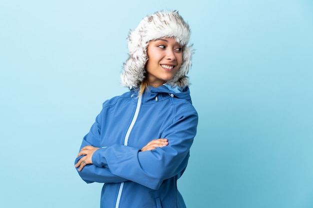 Jovem uruguaia com chapéu de inverno isolado na risada azul