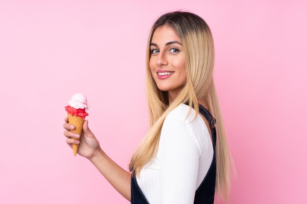 Jovem uruguaia com um sorvete de corneta sorrindo muito