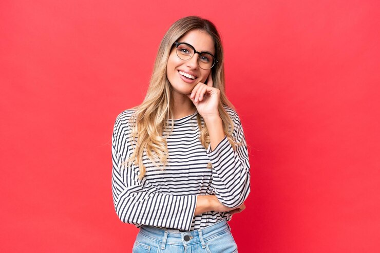Foto jovem uruguaiana isolada em fundo vermelho rindo
