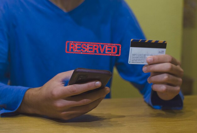 Jovem usando cartão de crédito com seu cartão de crédito fosing com seu conceito de consumidor de telefone