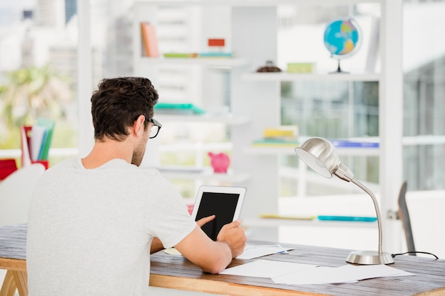 Jovem usando digital em sua mesa