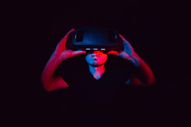 Jovem usando fone de ouvido de realidade virtual VR educação on-line estudando conceito