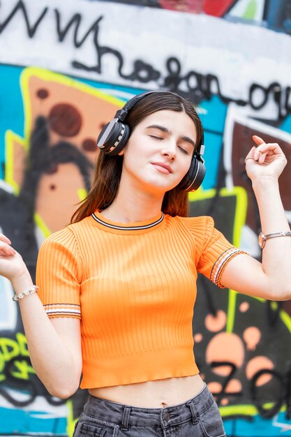 Jovem usando fones de ouvido e dançando