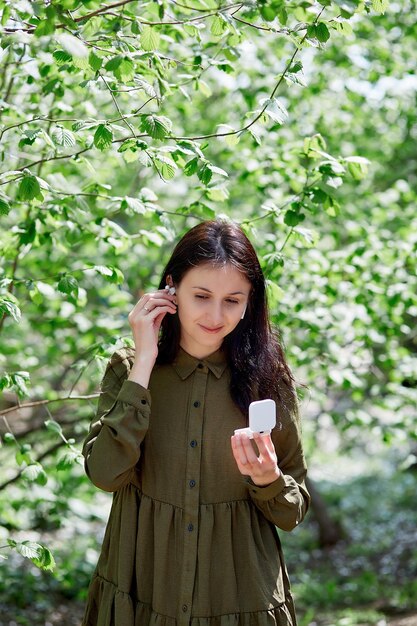 Jovem usando fones de ouvido ouve música online ou conversando com amigos ouça curso online Relaxante e lazer