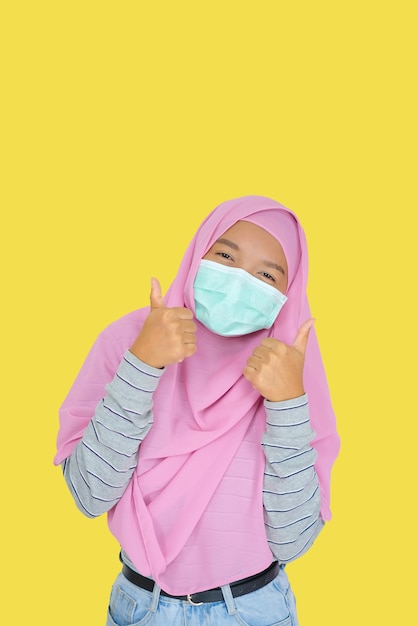 Jovem usando hijab rosa em fundo amarelo