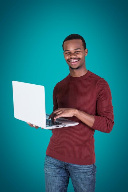 Jovem usando laptop contra fundo verde