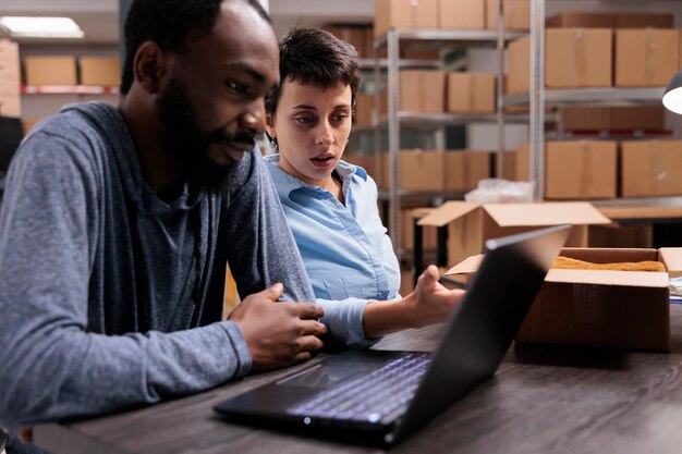 Foto jovem usando laptop na mesa