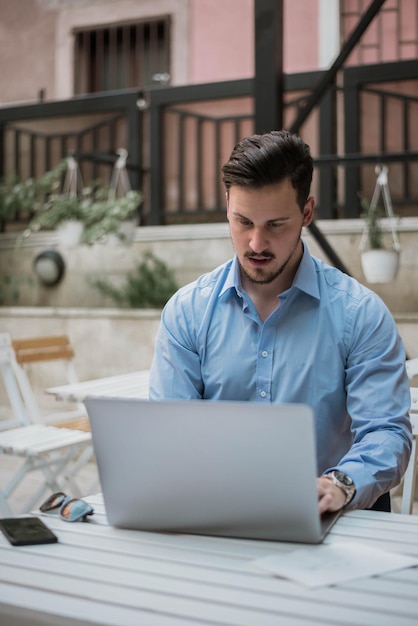 Jovem usando laptop na mesa