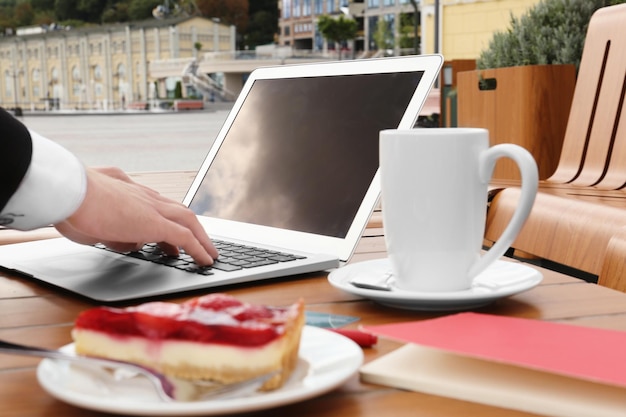 Foto jovem usando laptop na mesa