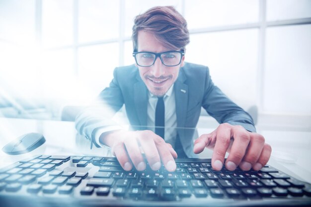 Jovem usando o teclado de perto e cuidadosamente olhando para o