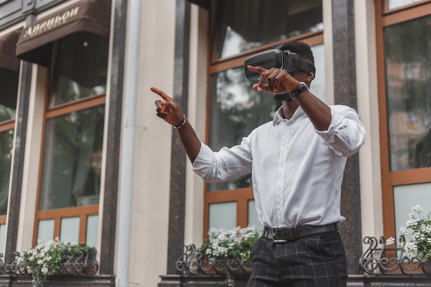 Jovem usando óculos de realidade virtual na rua