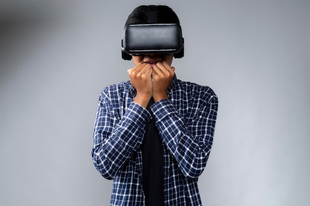 Jovem usando realidade virtual mostrando emoção de medo