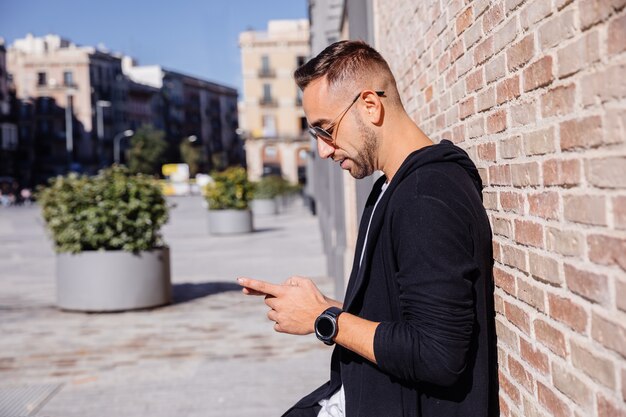 Jovem usando seu celular