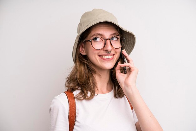 Jovem usando seu conceito de turista por telefone