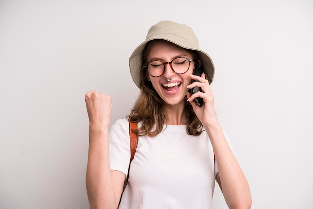 Jovem usando seu conceito de turista por telefone