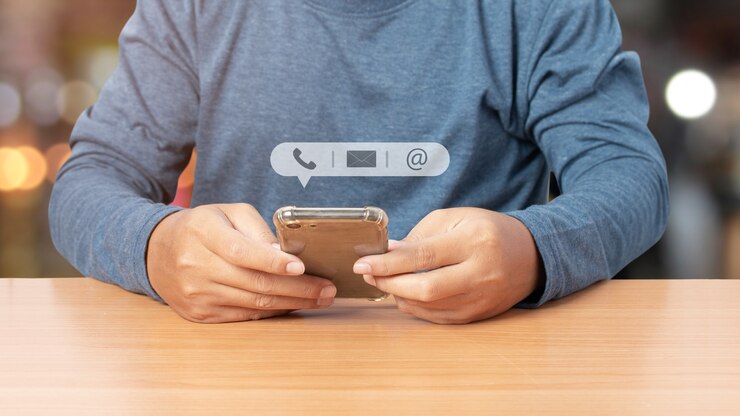 Foto jovem usando smartphone com ícone de telefone, correio e endereço. serviço de apoio ao cliente contacte-nos conceito. copie o espaço.