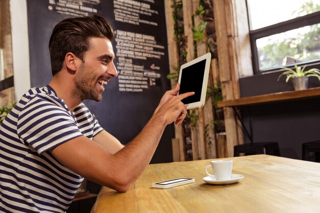 Jovem usando tablet digital na cantina