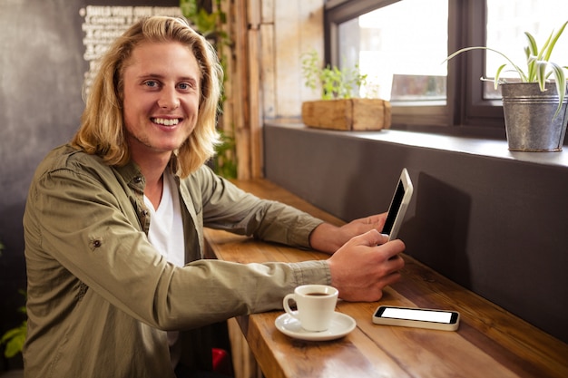 Jovem usando tablet digital na cantina