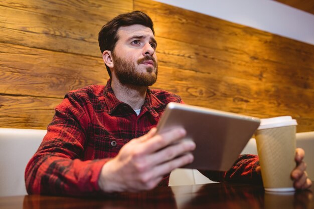 Jovem usando tablet digital no restaurante