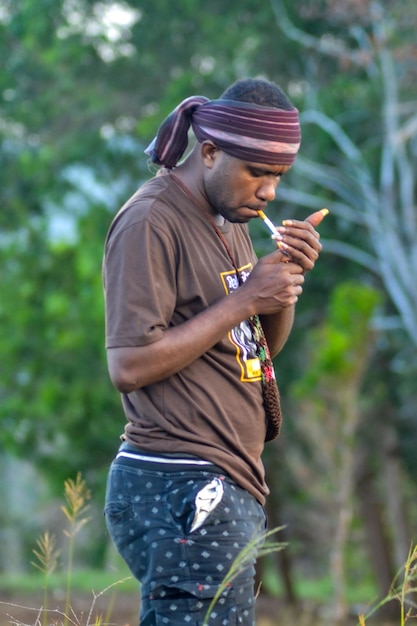 Jovem usando telefone celular enquanto está de pé ao ar livre
