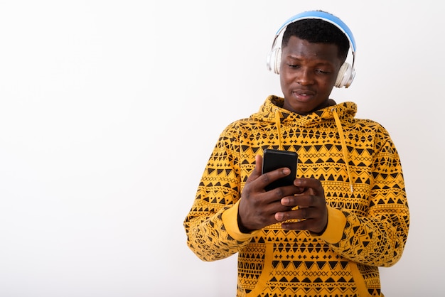 Jovem usando telefone celular enquanto usa fones de ouvido