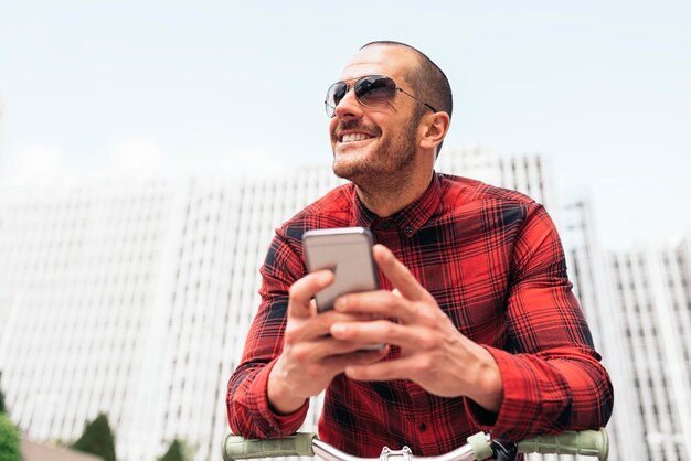 Foto jovem usando telefone celular na cidade