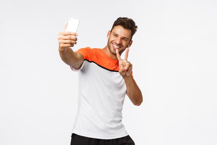 Foto jovem usando telefone inteligente contra fundo branco