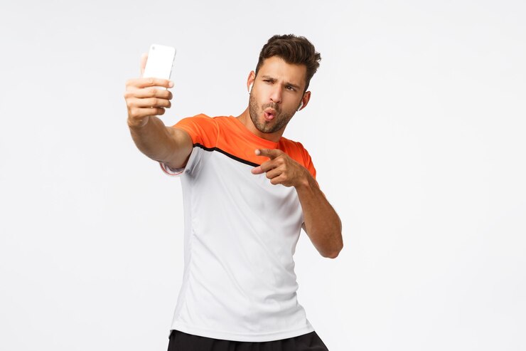 Foto jovem usando telefone inteligente contra fundo branco