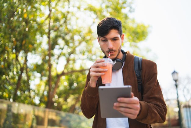 Jovem usando um tablet digital