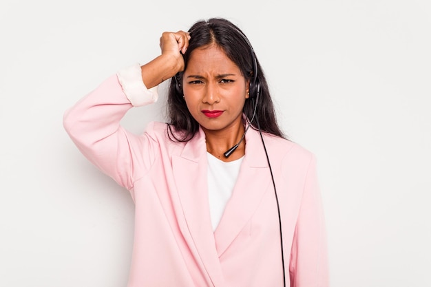 Jovem vendedora de telemarketing indiana expressando emoções isoladas