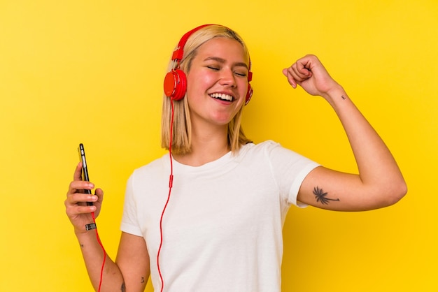 Jovem venezuelana ouvindo música isolada em fundo amarelo