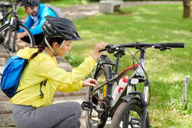 Jovem verificando rodas de bicicleta